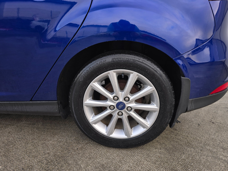 2016 Ford Focus - image 16