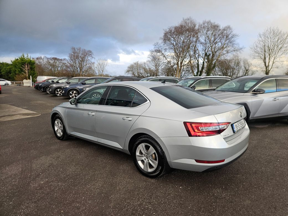 2019 Skoda Superb - image 2