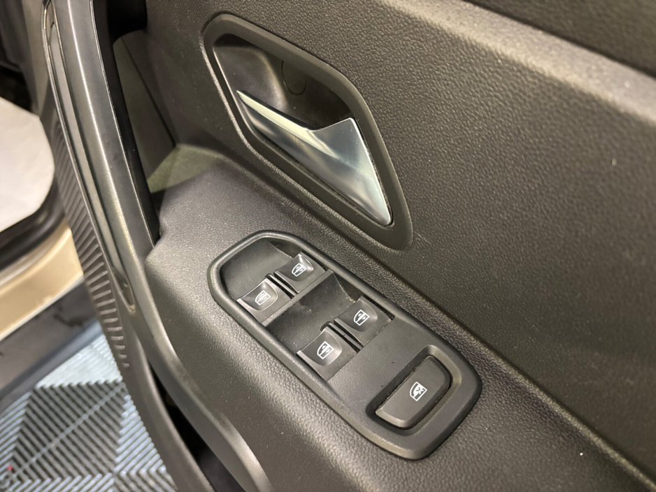 2019 Dacia Duster - image 7