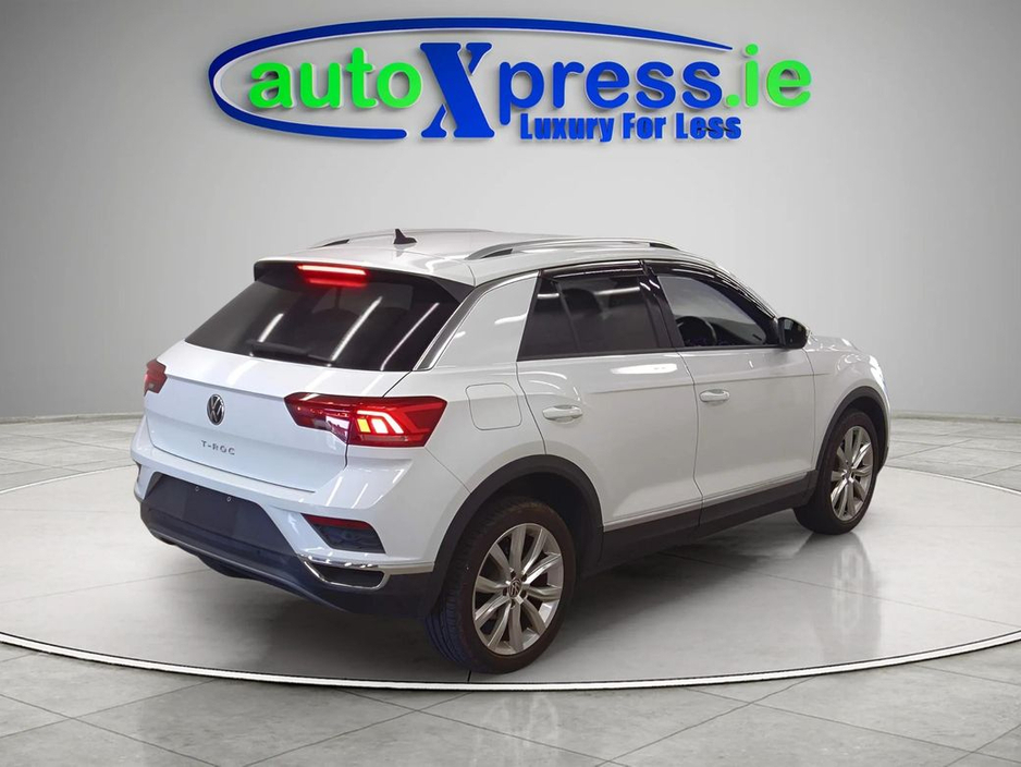 2021 Volkswagen T-Roc - image 3