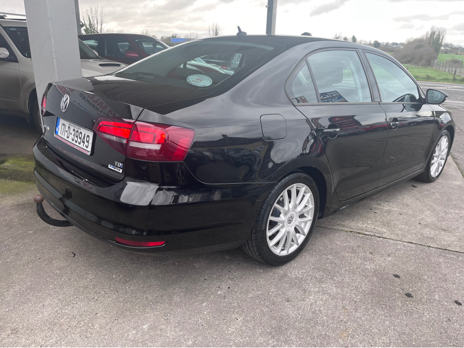 2017 Volkswagen Jetta - image 4