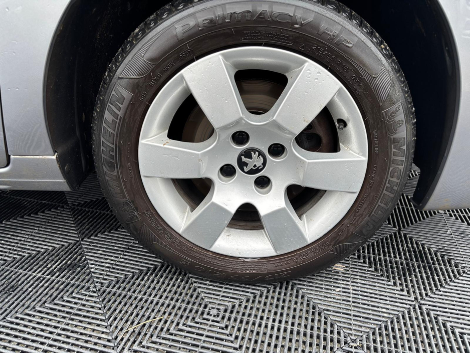 2014 Peugeot 5008 - image 3