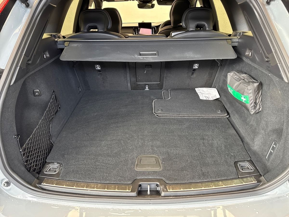 2025 Volvo XC60 - image 9