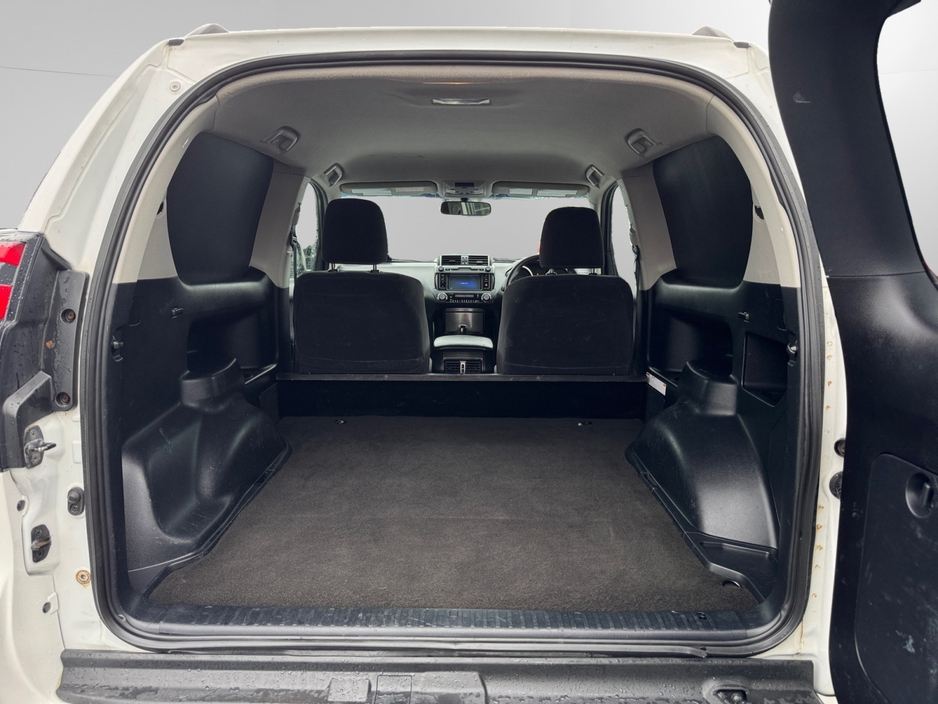 2017 Toyota Landcruiser - image 9