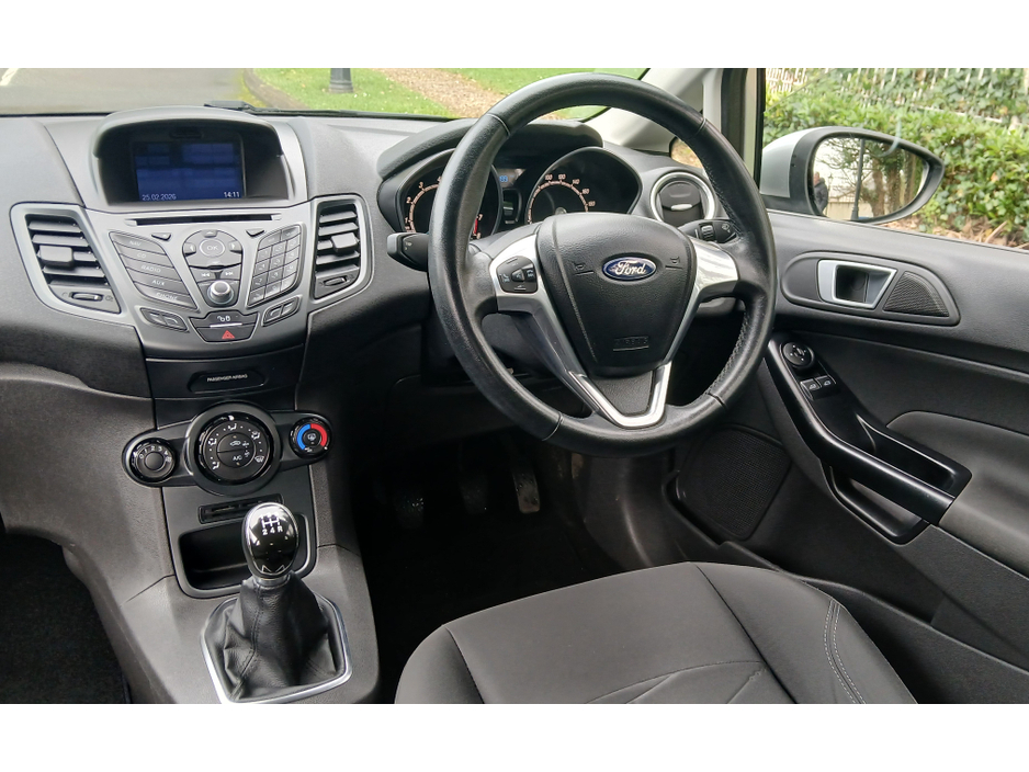 2015 Ford Fiesta - image 8