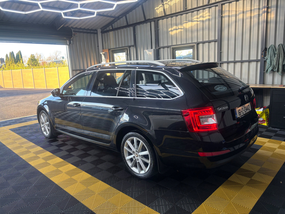 2016 Skoda Octavia - image 2