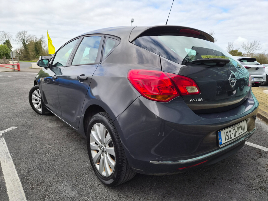 2013 Opel Astra - image 5