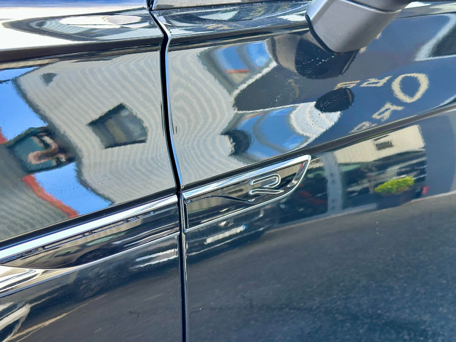 2023 Volkswagen Touareg - image 27