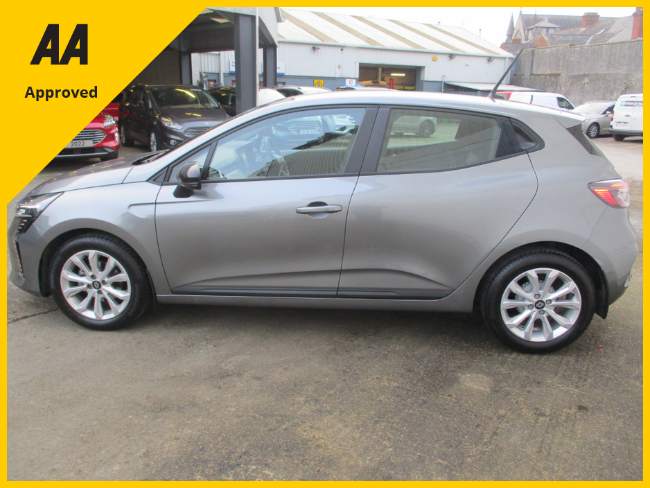 2025 Renault Clio EVOLUTION  WITH ONLY 6105KMS HIGH SPEC WITH SAT NAV AND REAR PARKING SENSORS FULLY SERVICED AND READY TO GO €25,950