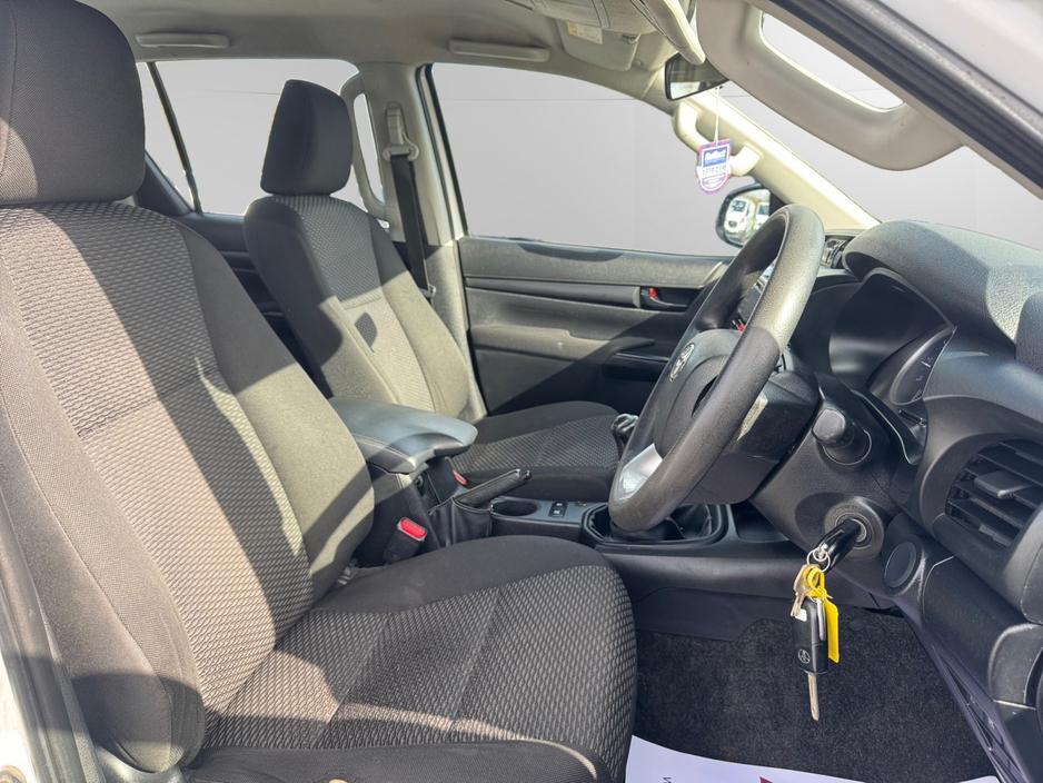 2017 Toyota Hilux - image 10