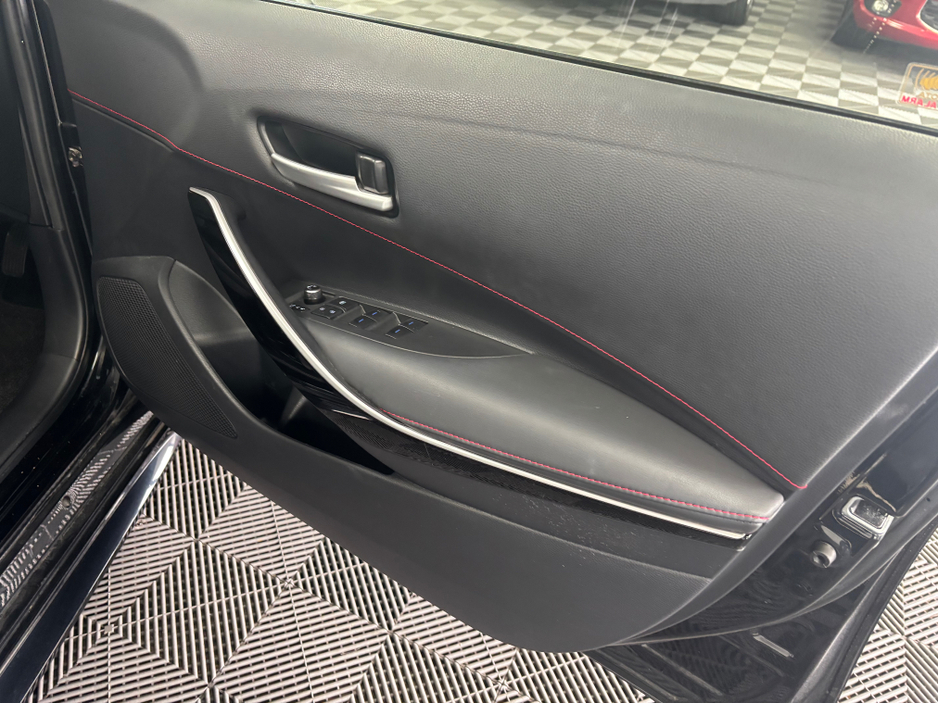 2018 Toyota Corolla - image 6