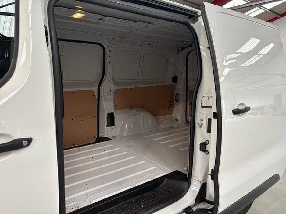 2024 Toyota Proace - image 7