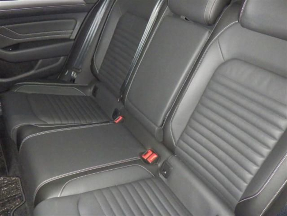 2023 Volkswagen Passat - image 4