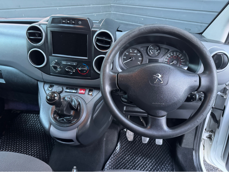 2017 Peugeot Partner - image 9