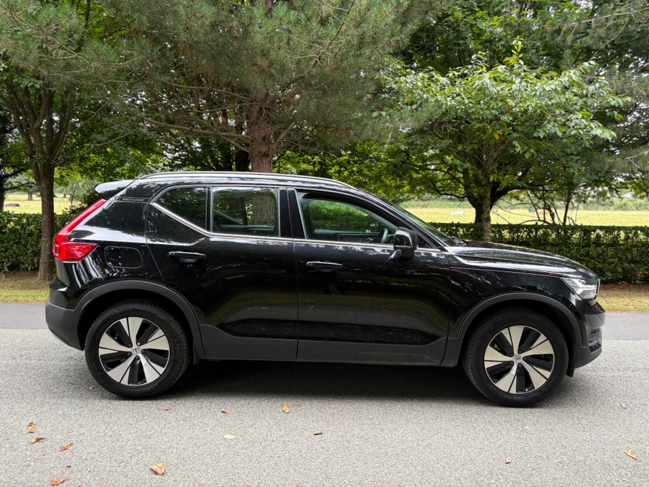 2022 Volvo XC40 - image 7