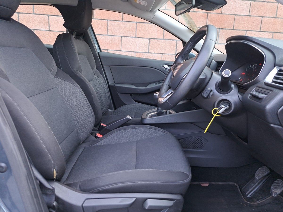 2020 Renault Clio - image 27