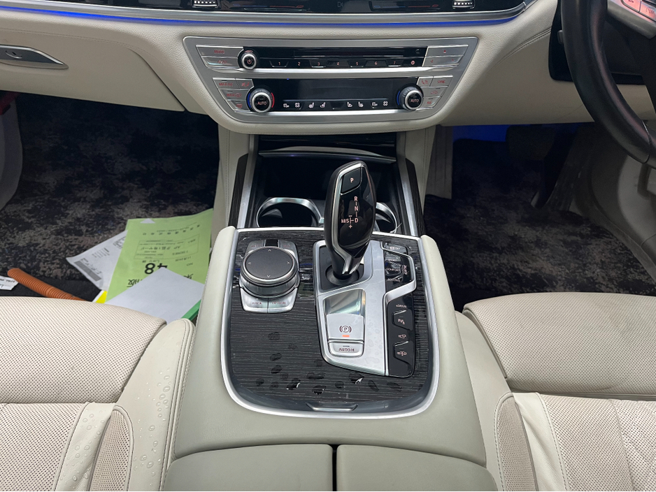 2016 BMW 7 Series - image 26