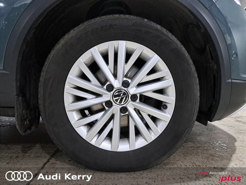 2023 Volkswagen T-Roc LIFE 2.0 TDI 116HP WITH HEATED SEATS AND REAR CAMERA €31,900