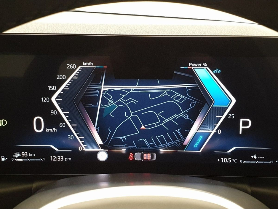 2023 BMW 3 Series - image 9