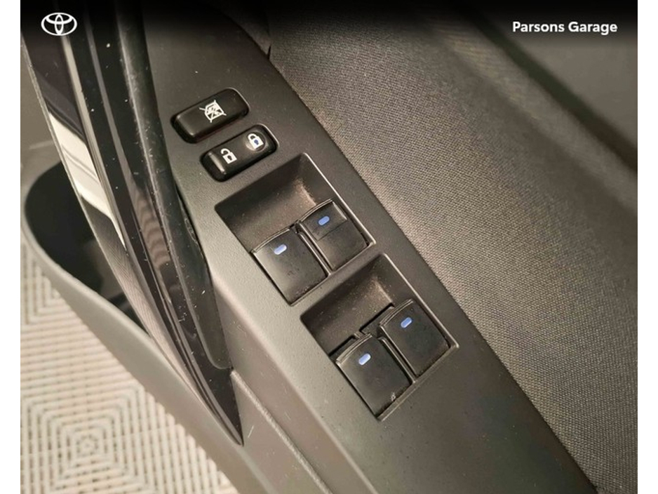 2016 Toyota Auris - image 9