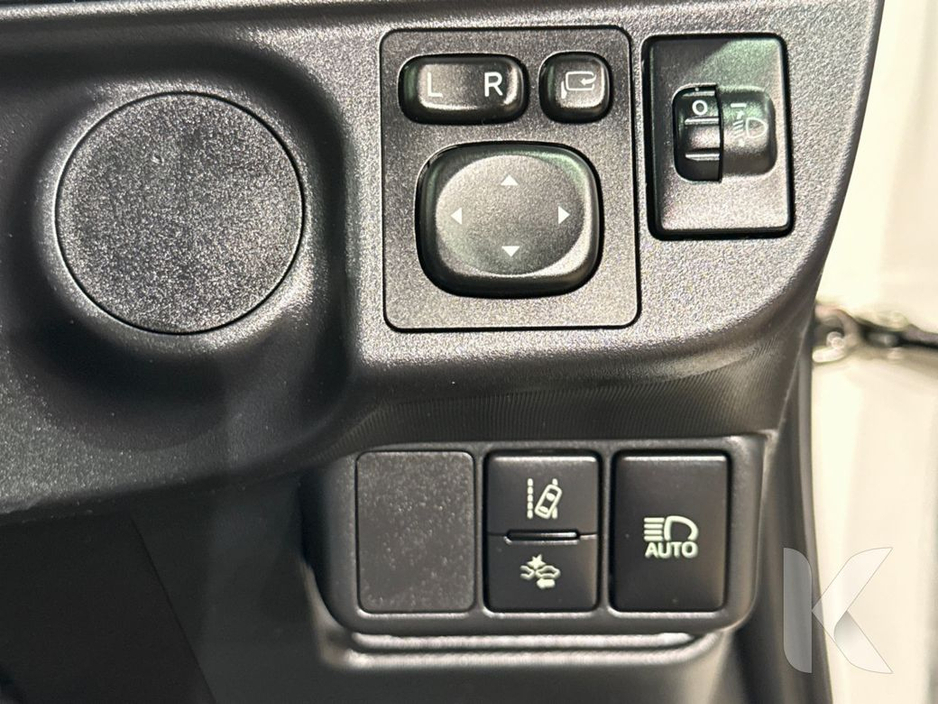 2017 Toyota Aqua - image 19