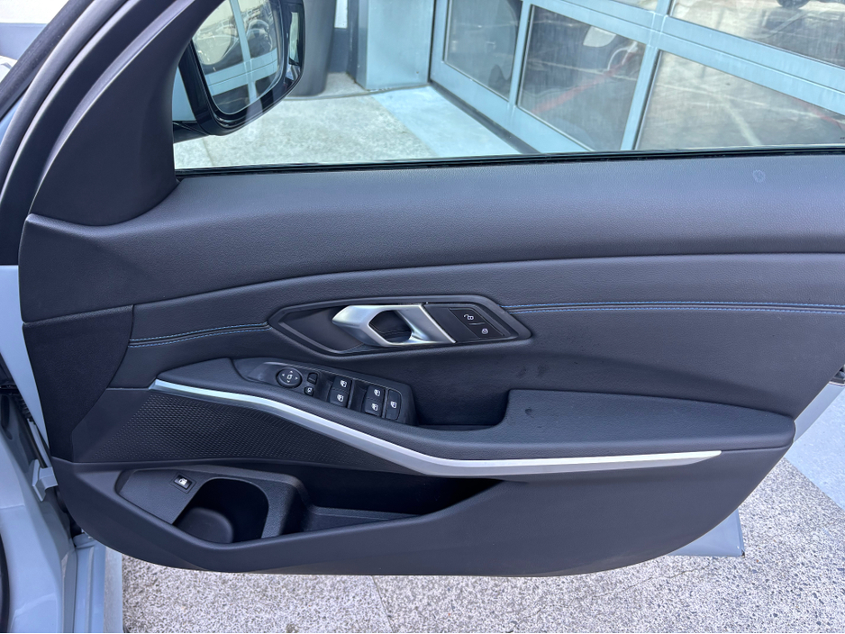 2025 BMW 3 Series - image 13