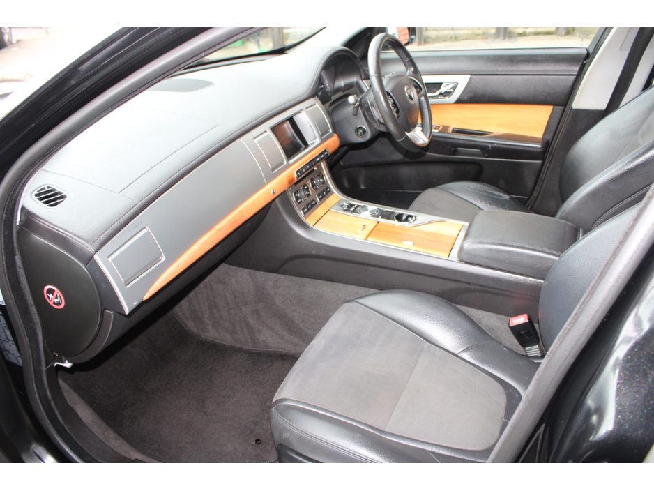 2013 Jaguar XF - image 8