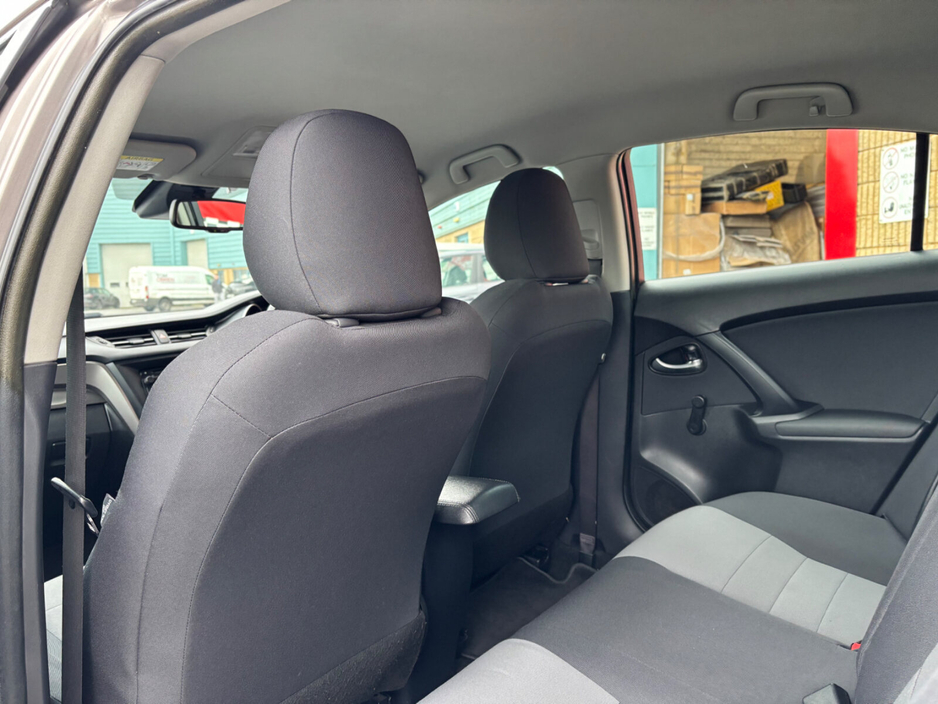 2016 Toyota Avensis - image 12