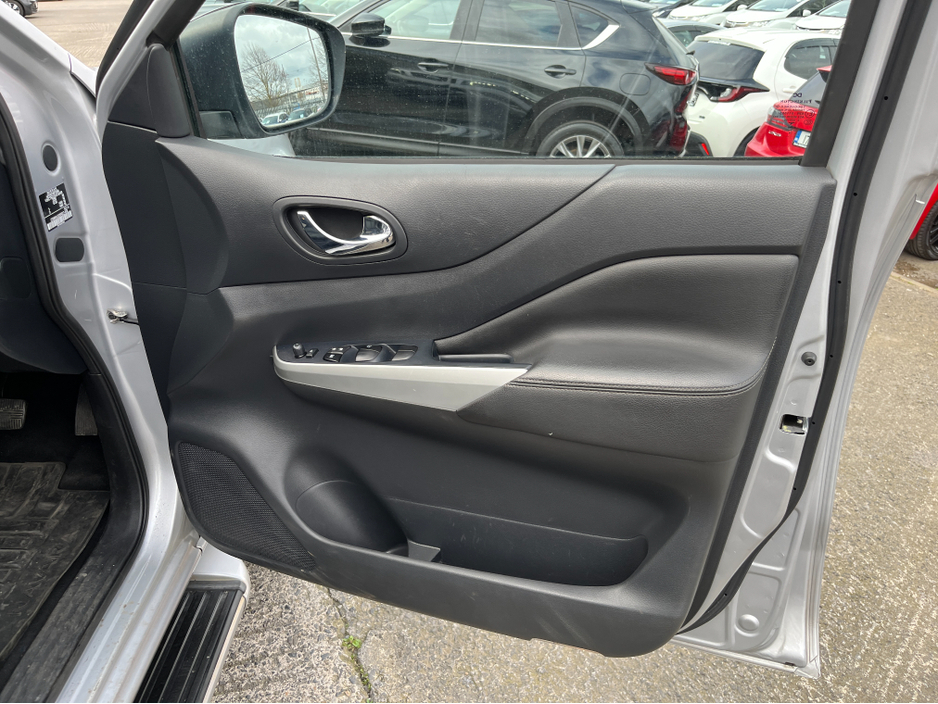 2019 Nissan Navara - image 12