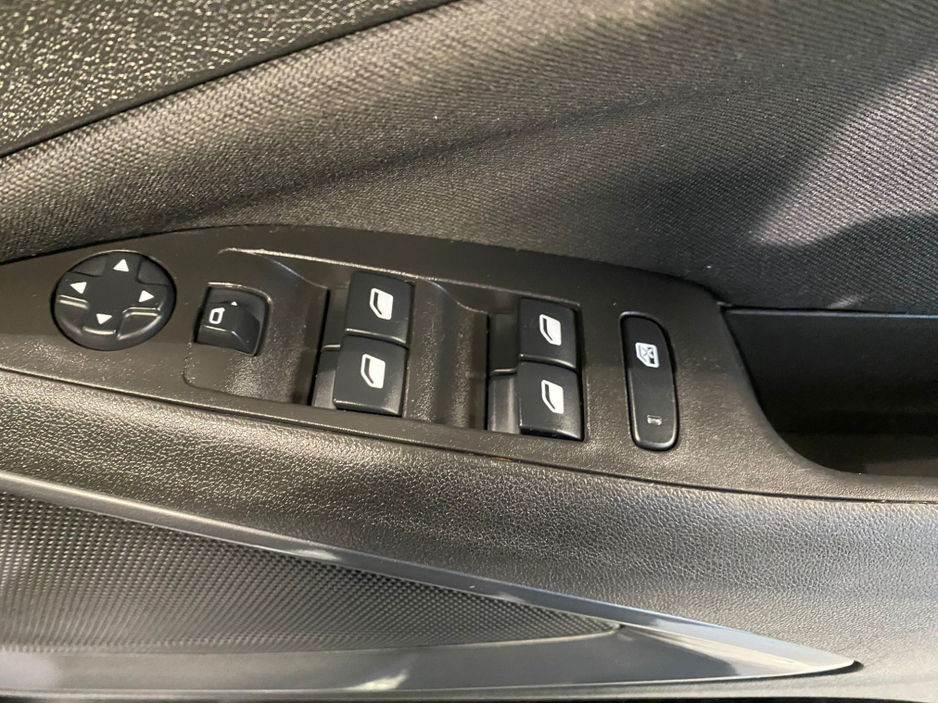 2023 Opel Crossland X - image 14