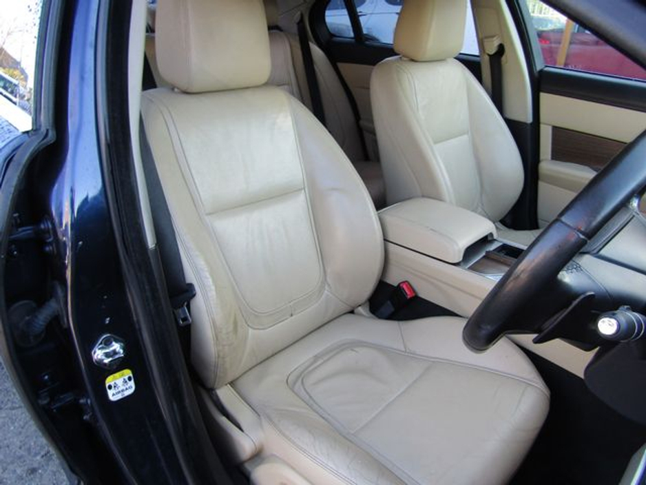 2014 Jaguar XF - image 14