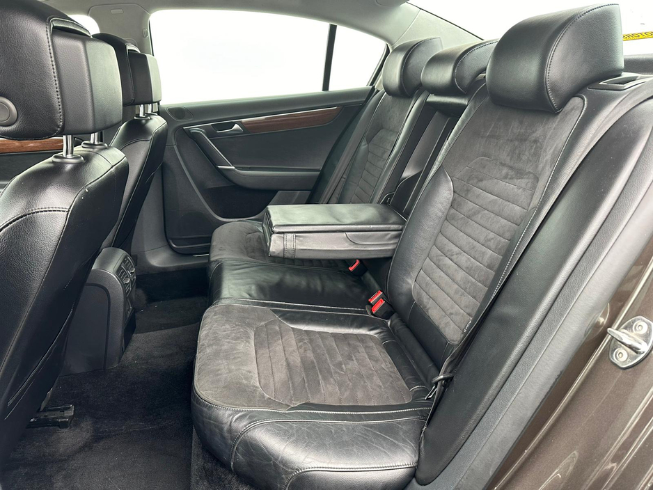 2012 Volkswagen Passat - image 20