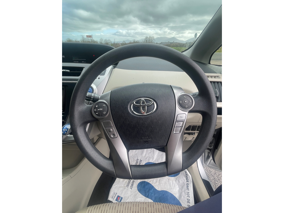 2015 Toyota Prius Alpha - image 11