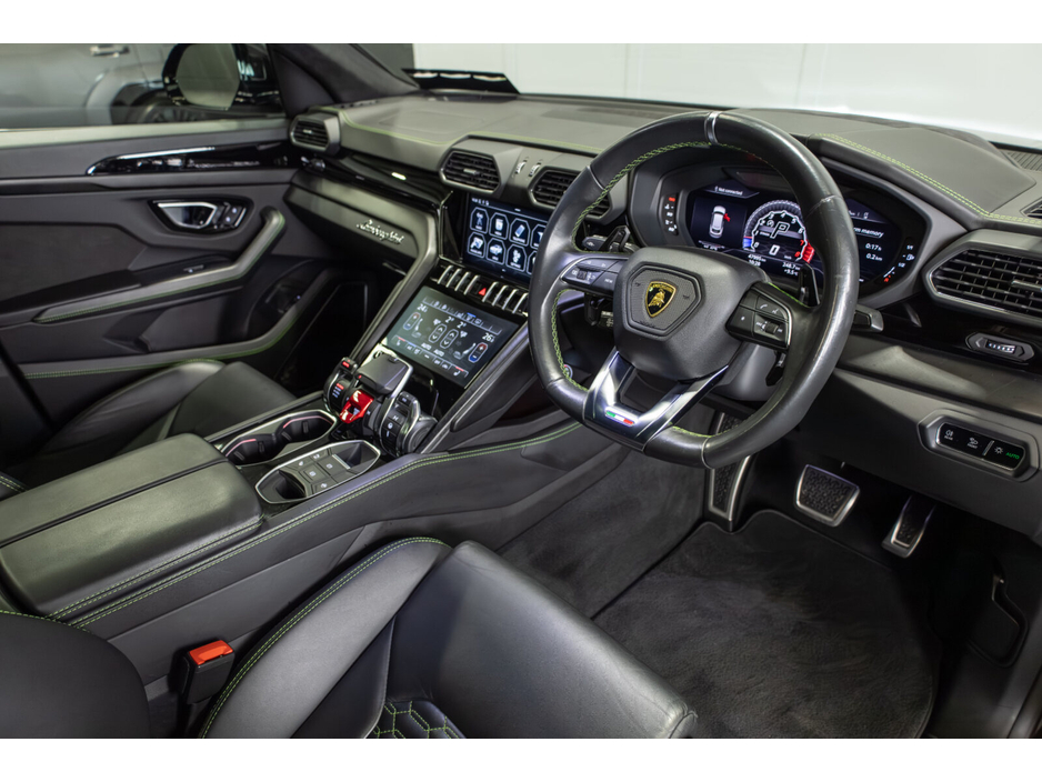 2021 Lamborghini Urus - image 9