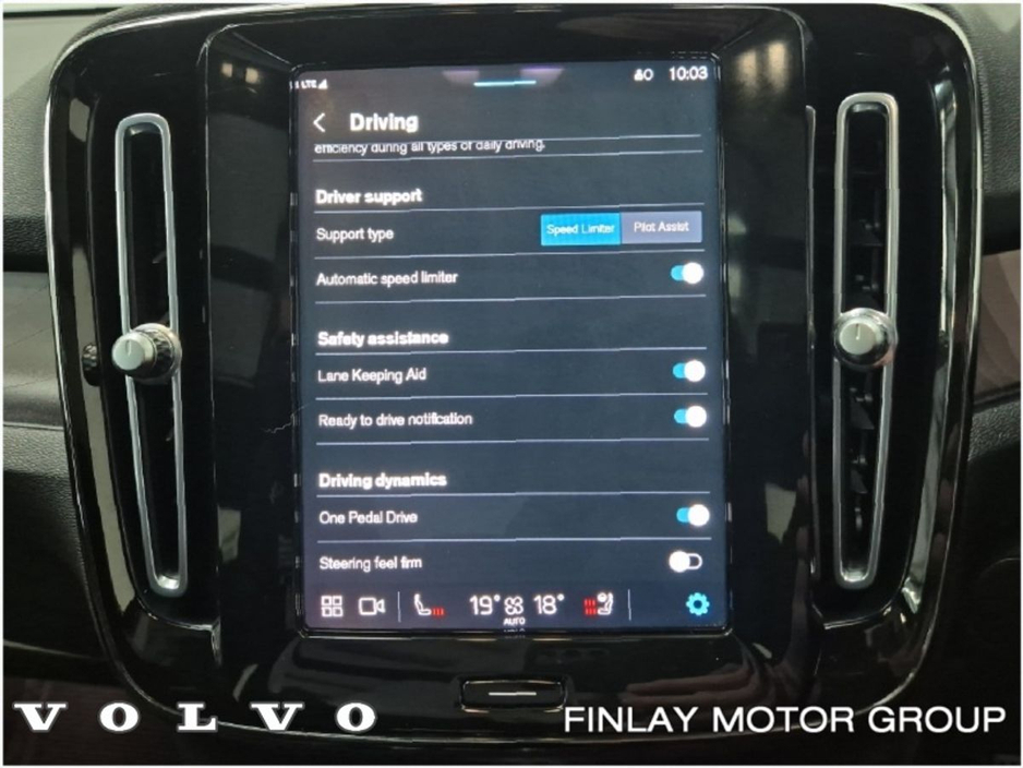 2022 Volvo XC40 - image 24