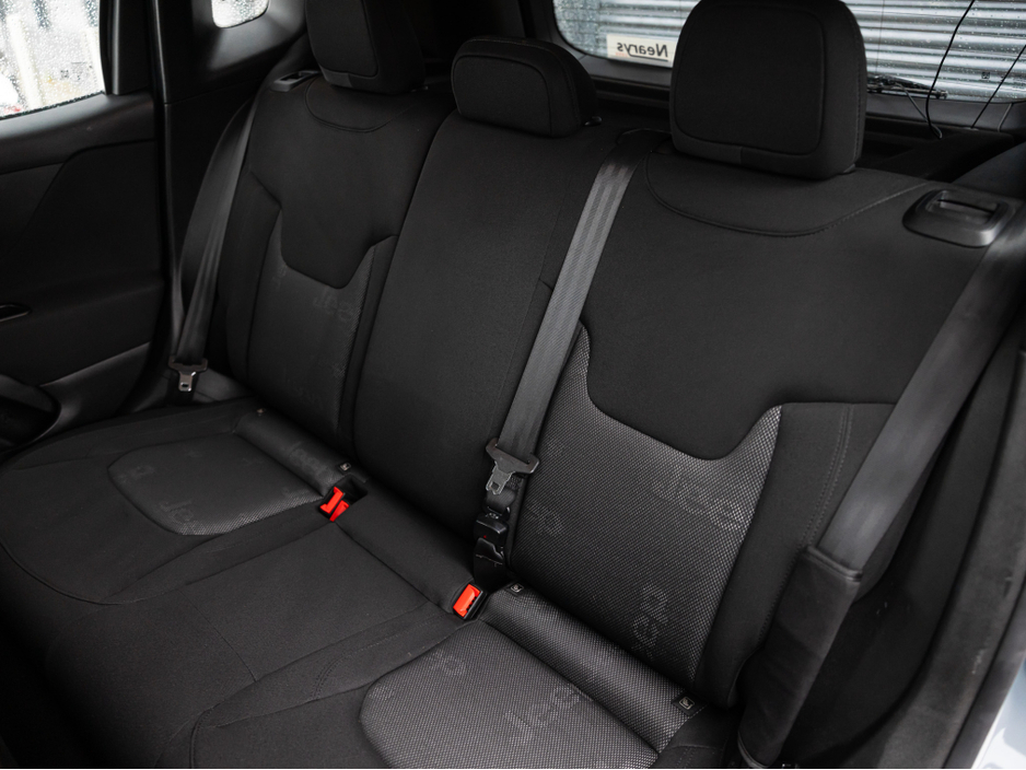 2015 Jeep Renegade - image 19