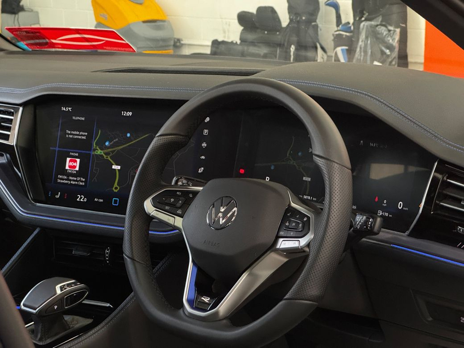 2025 Volkswagen Touareg - image 13