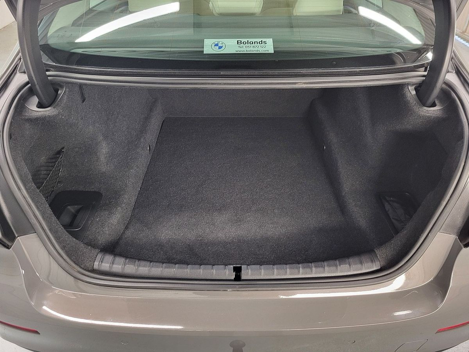 2022 BMW 5 Series - image 13