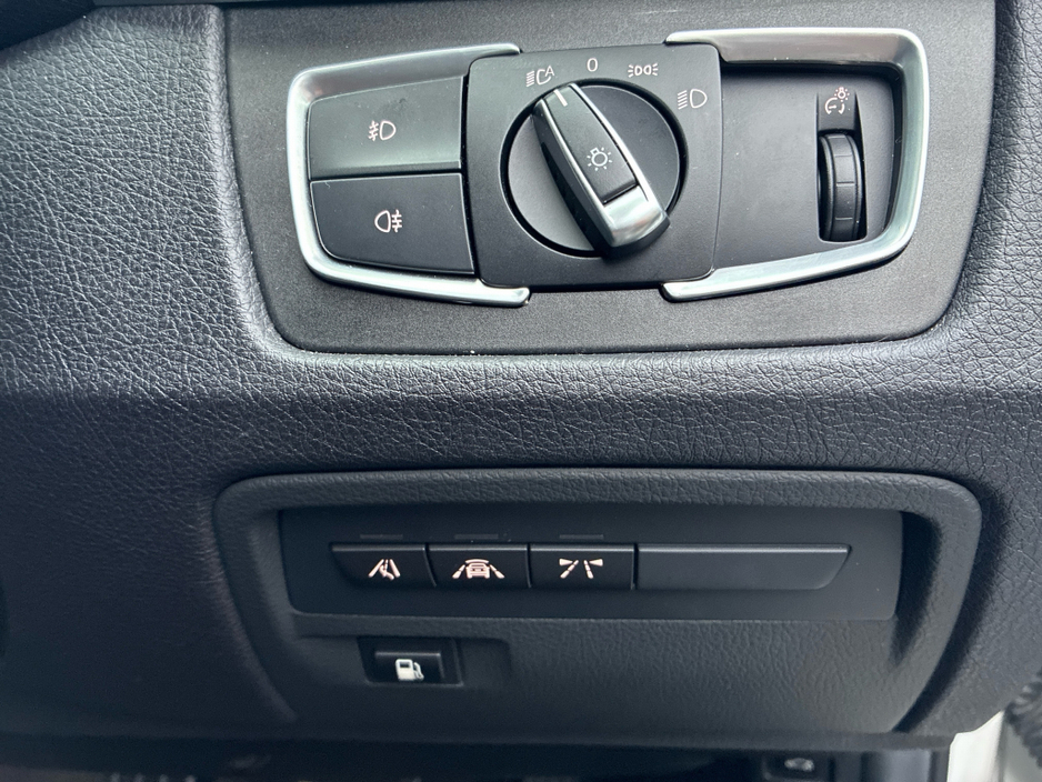 2016 BMW 3 Series - image 14