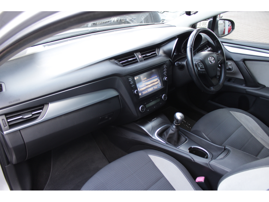 2015 Toyota Avensis - image 19