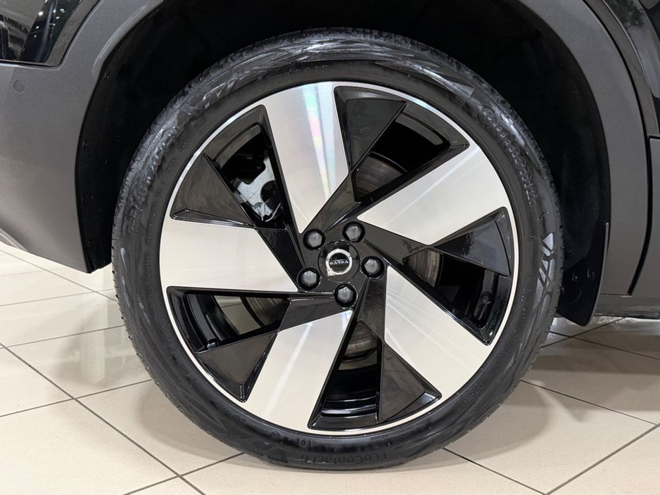 2023 Volvo XC40 - image 15