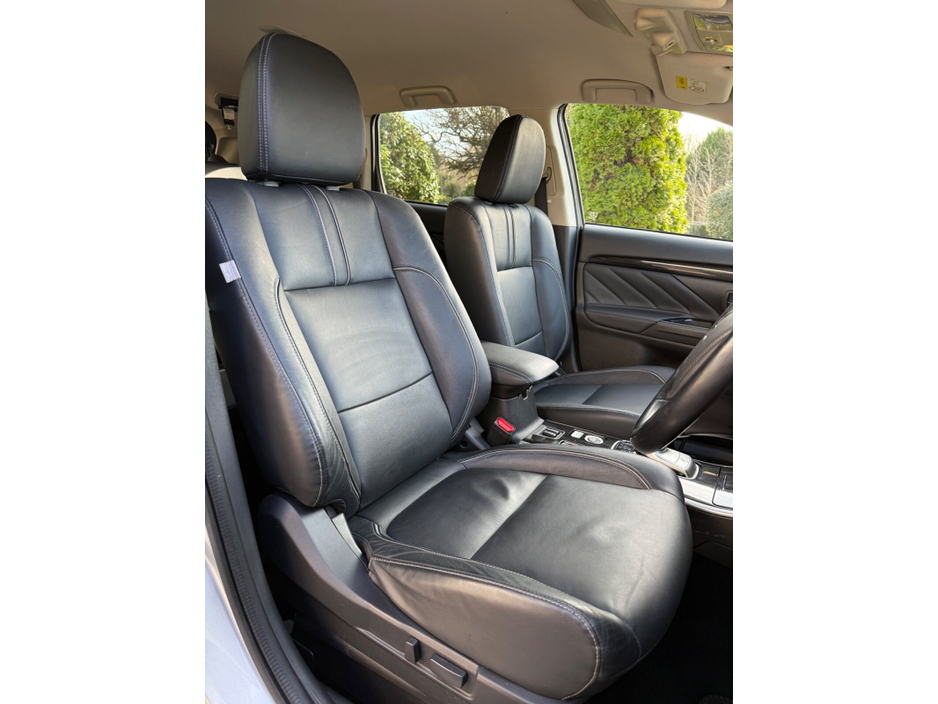 2018 Mitsubishi Outlander - image 12