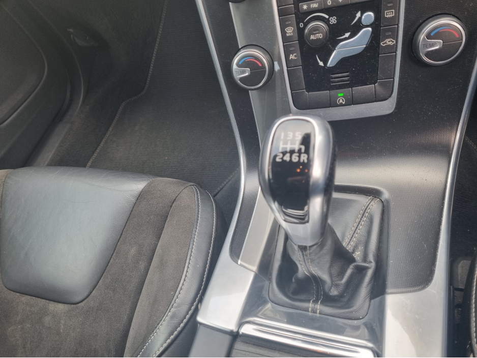 2015 Volvo V60 - image 18