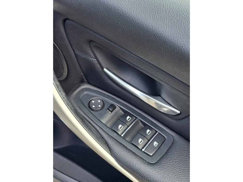 2017 BMW 3 Series - image 10