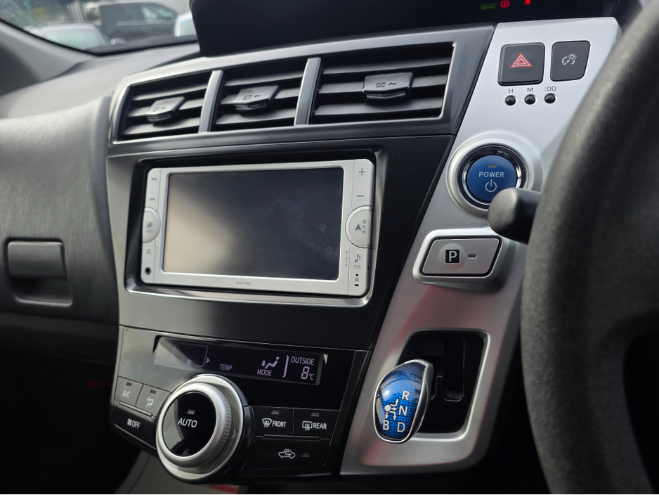 2013 Toyota Prius Alpha - image 13