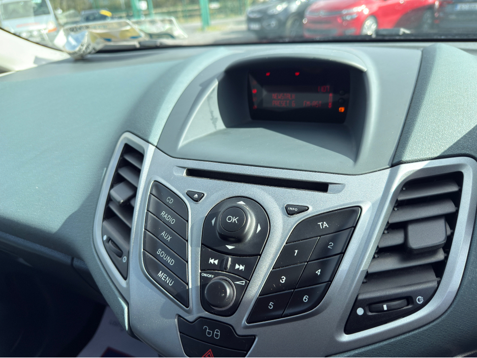 2010 Ford Fiesta - image 15