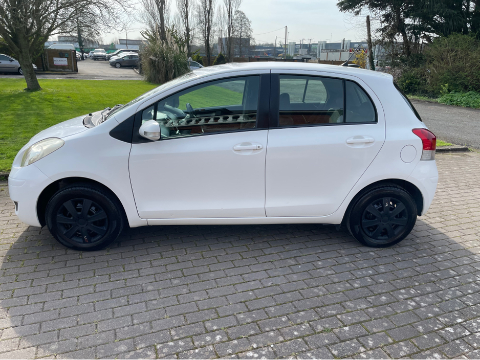 2010 Toyota Yaris - image 8