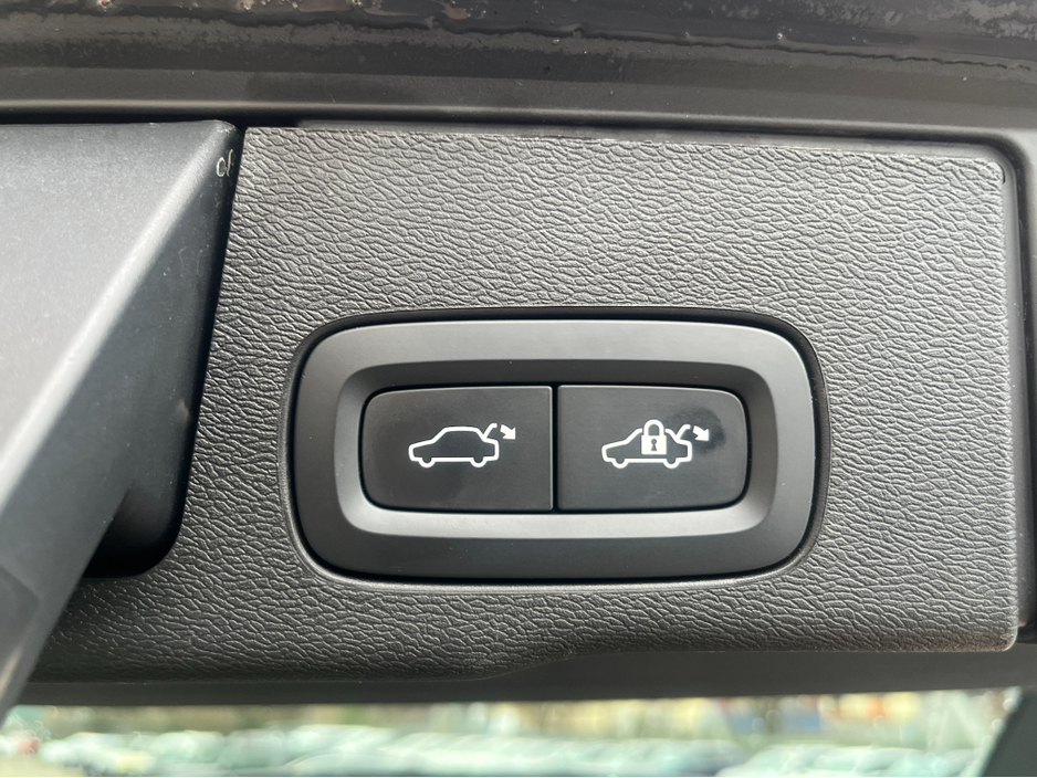 2023 Volvo XC60 T6 PHEV PLUS DARK AWD 2.0 PETROL //PANORAMIC GLASS ROOF//FULL LEATHER HEATED SEATS//ADAPTIVE CRUISE CONTROL//