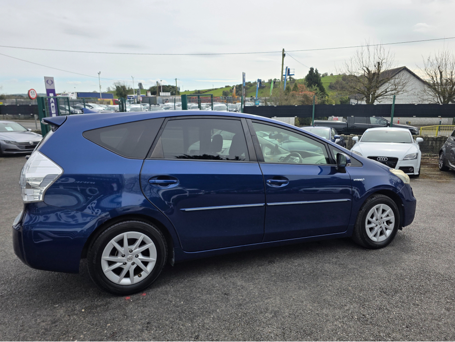2013 Toyota Prius Alpha - image 6