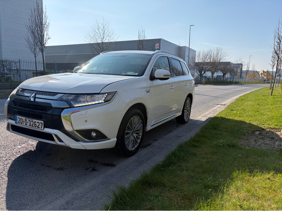 2020 Mitsubishi Outlander - image 2